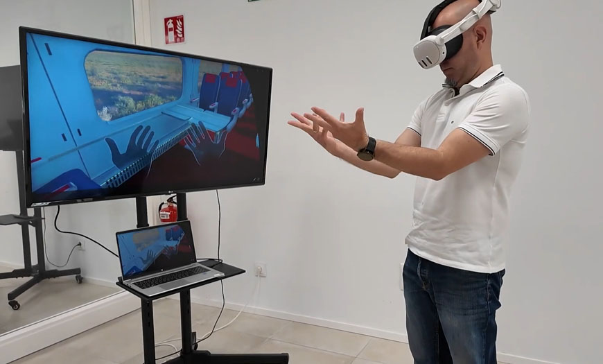 Participante interactuando con un escenario virtual de incendio durante una formación inmersiva.